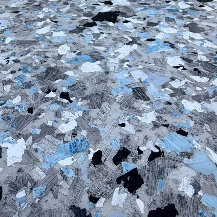 Glacier Smoke flake blend, pale blue-grey, smoke and white one-inch chips